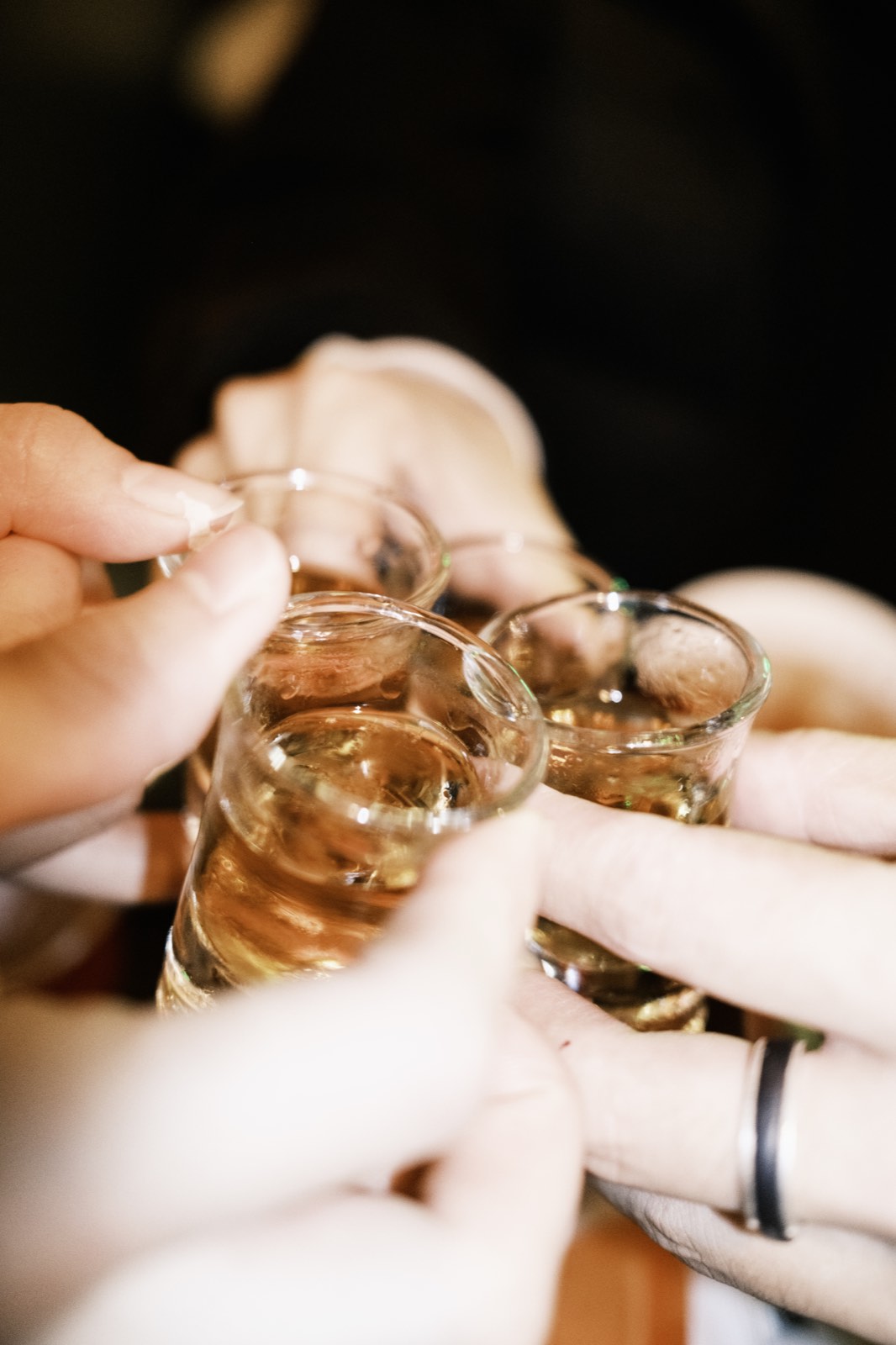 ショットグラスで乾杯